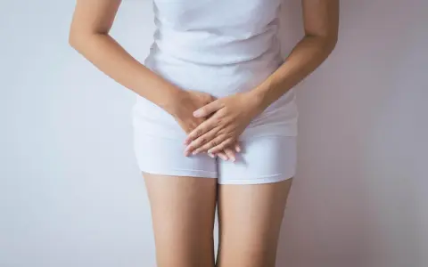 Kobieta w białej bieliźnie, dłonie zasłaniające krocze. Może symbolizować żółte upławy w okresie menopauzy.