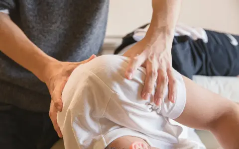 Masaż nuru to technika relaksacyjna. Terapeuta delikatnie uciska ramiona pacjenta, przynosząc ulgę.