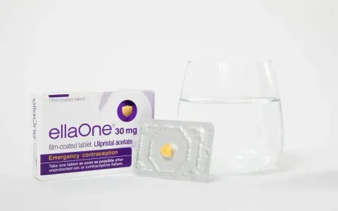 Tabletka ellaOne 30 mg, czyli jak działa tabletka dzień po. Opakowanie, blister z tabletką i szklanka wody.