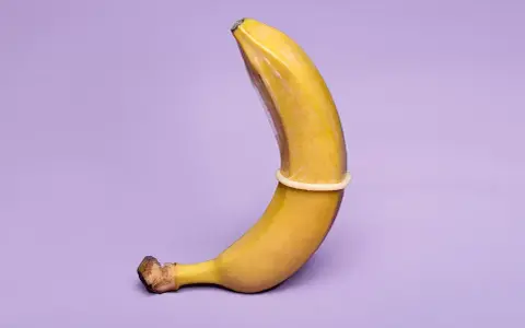 Banan w prezerwatywie, która została w pochwie.