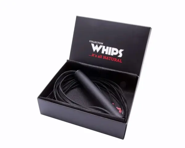 Czarny, skórzany pejcz erotyczny w eleganckim pudełku z napisem "WHIPS".